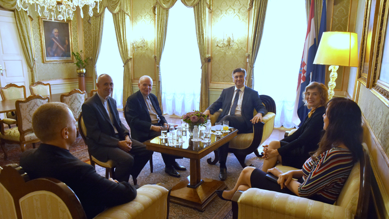 Predsjednik Vlade Plenković s apostolskim nuncijem D'Erricom